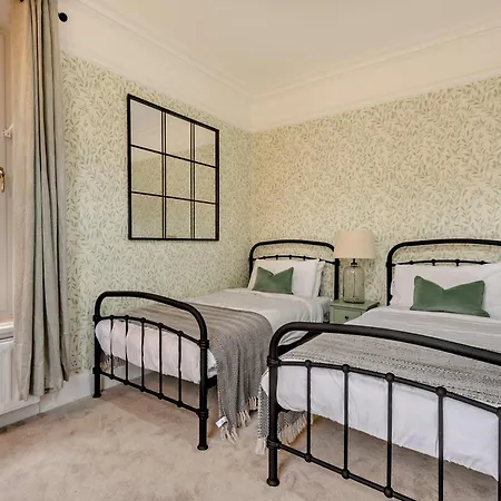 Holiday home 9 Bed In Sz238 *